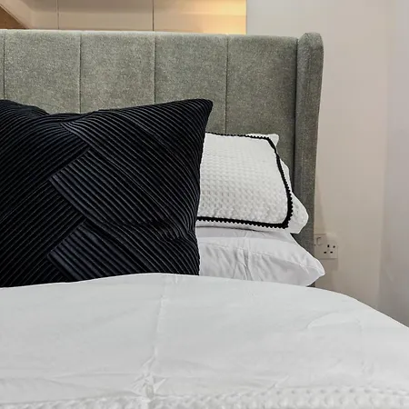 J Quarter 1br - Free Parking - One *